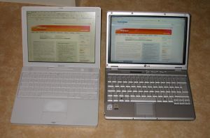 Vasemmalla iBook G4, oikealla LG LW25