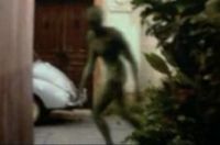 Kävelevä alien Signs-elokuvasta
