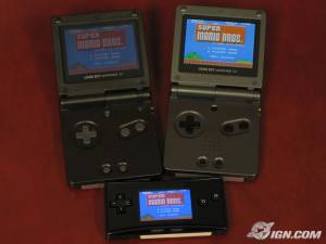 Vanhempi ja uudempi GBA SP sekä Game Boy Micro - näyttövertailu 