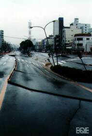 Kuva 19. Tämä tie Kobessa oli ennen maanjäristystä tasainen