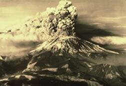 Kuva 3. Mount Saint Helens -tulivuoren purkaus Yhdysvalloissa 18.5.1980