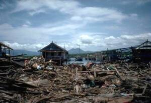 Kuva 36. Tsunamin aiheuttamaa tuhoa Floresin niemimaalla, Indonesiassa